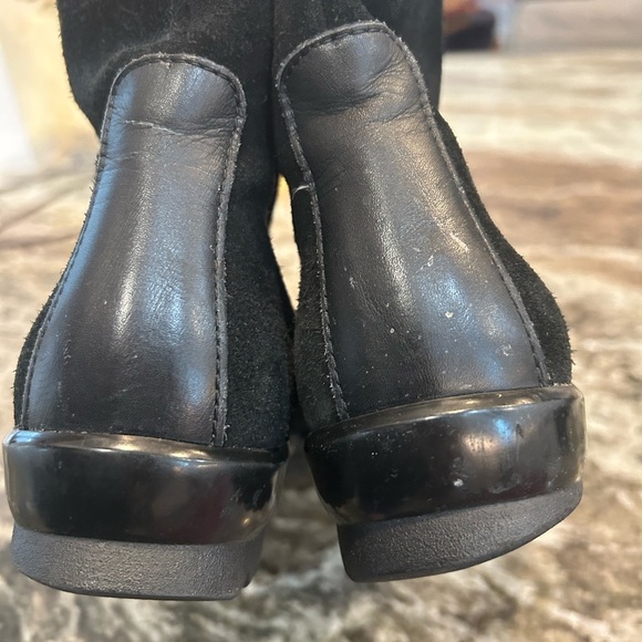 La CANADIENNE Black suede Ankle Boot, 6.5, soft lining. Has wear/stains but GUC - Picture 9 of 11